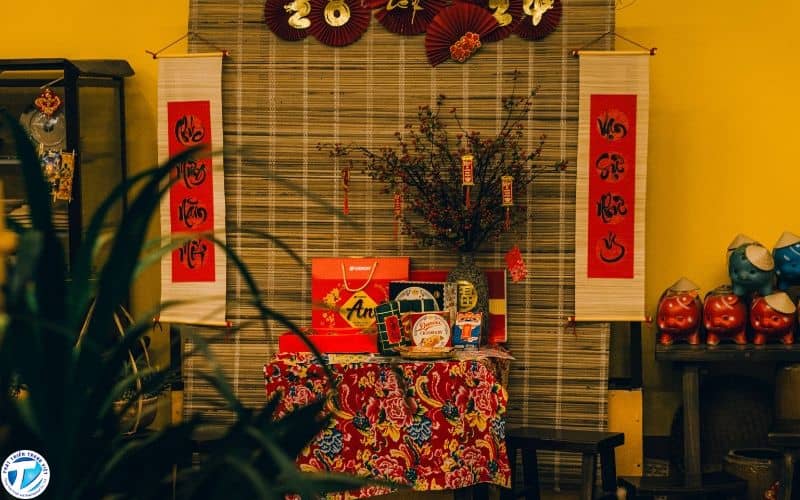 Trang trí ngày Tết phong cách truyền thống đôi câu đối đỏ, bánh chưng xanh